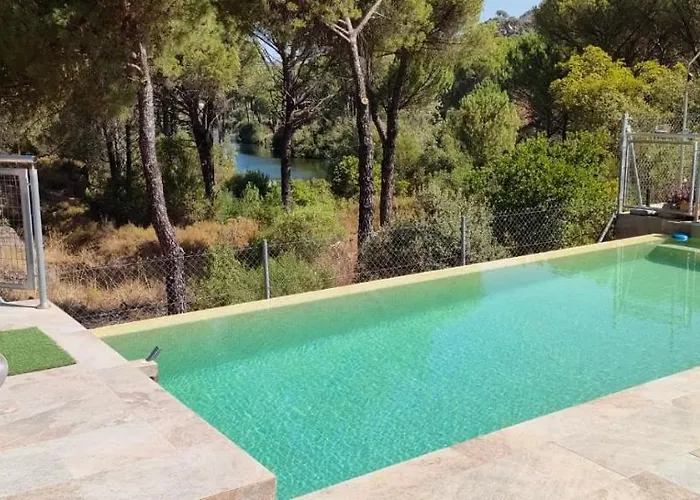 Cabana De Madera Junto Al Lago Las Jaras