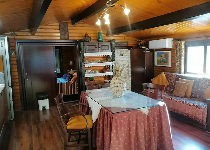 Cabana De Madera Junto Al Lago Las Jaras